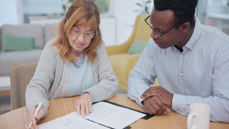 mujer, acuerdo de seguro y contrato con financieras