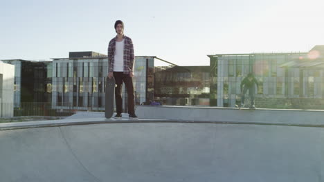 hombres jóvenes patinando en un skatepark