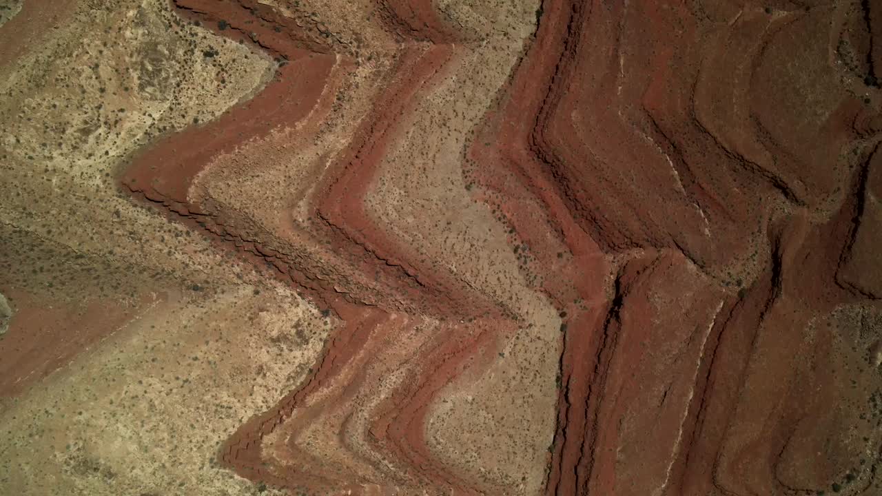 toma cinematográfica aérea de un avión no tripulado de una textura detallada de los patrones abstractos en las dunas del desierto de la montaña antílope