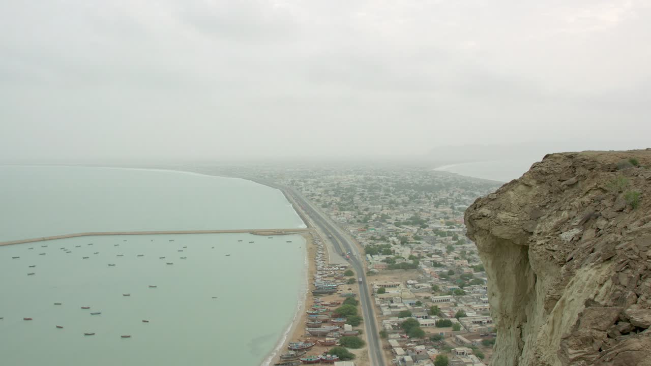 vista a la montaña de barcos en el puerto marítimo de gwadar baluchistán, ciudad en pakistán