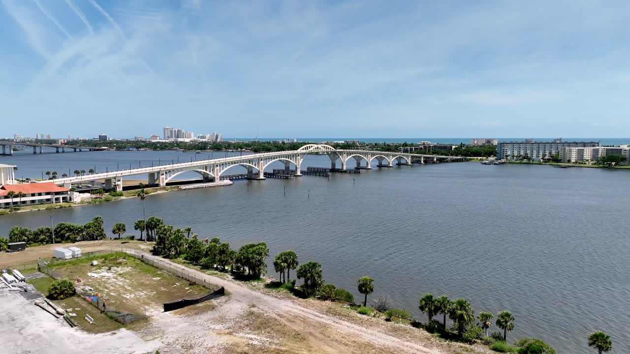 플로리다의 데이토나 비치 (daytona beach) 에 있는 인트라코스탈 워터웨이 (intracoastal waterway) 를 가로지르는 다리