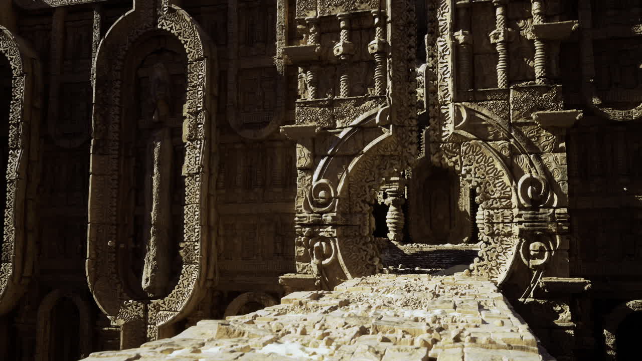 Intagli intricati nella pietra mostrano l'antica architettura in rilievo dettagliato