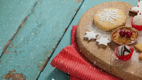 nieve cayendo con comida de navidad