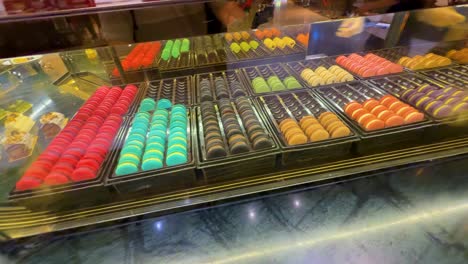 exhibición de macarrones coloridos en una pastelería