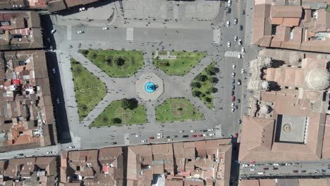 A-Vista-De-Pájaro-Sobre-El-Tráfico-En-Plaza-Mayor,-Cusco