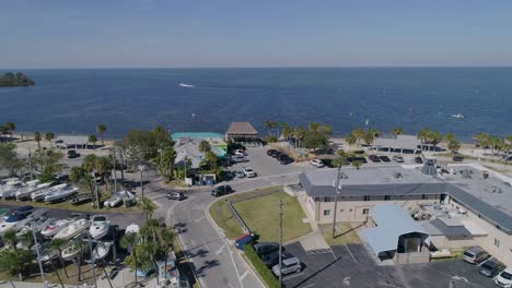 4K-Drohnenvideo-Von-Strandpark,-Yachthafen-Und-Häusern-Am-Wasser-In-Hudson-Beach-Am-Golf-Von-Mexiko-In-Florida