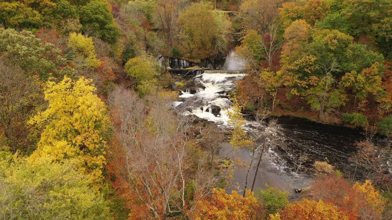 una toma aérea del colorido follaje de otoño en el norte del estado de nueva york