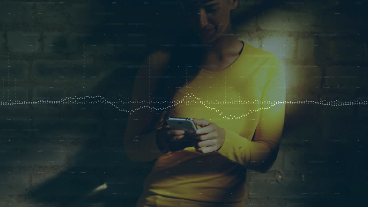 Grafici statistici su donna caucasica che usa lo smartphone davanti a un muro di mattoni