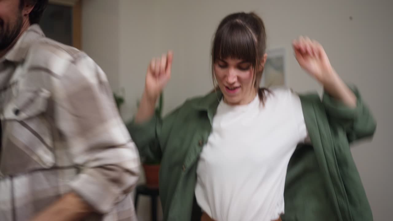 집에서 춤추는 커플