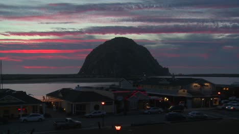 Atardecer-Detrás-De-La-Pequeña-Ciudad-De-Playa-De-California-Morro-Bay