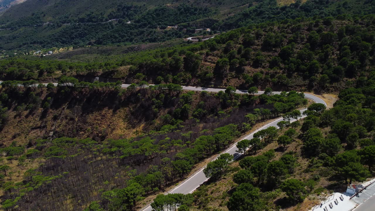 스페인 에스테포나 근처 에 있는 산길 에서 드론 이 기울어져 있다