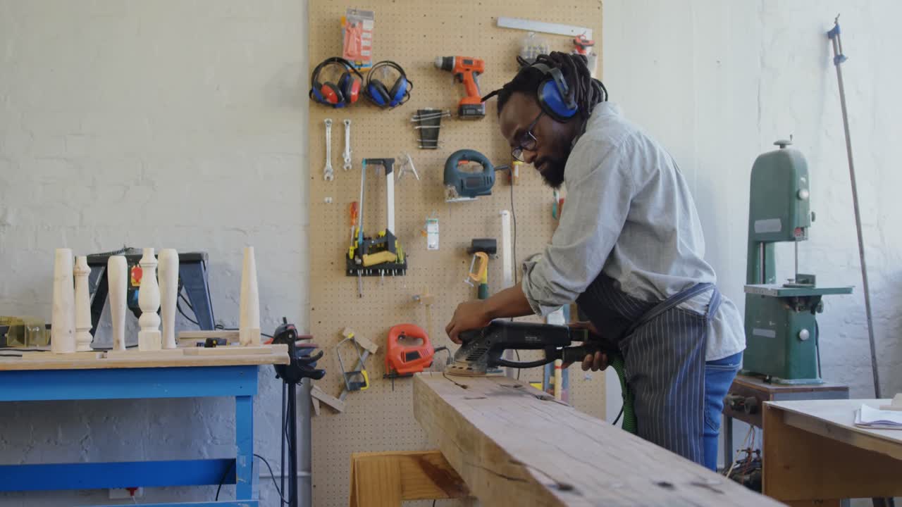 carpintero nivelando la madera con una máquina de pulir 4k