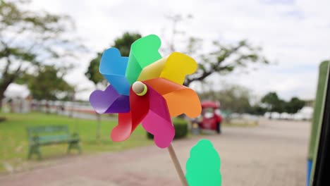 una rueda de ruedas vibrante gira al aire libre en un día soleado.