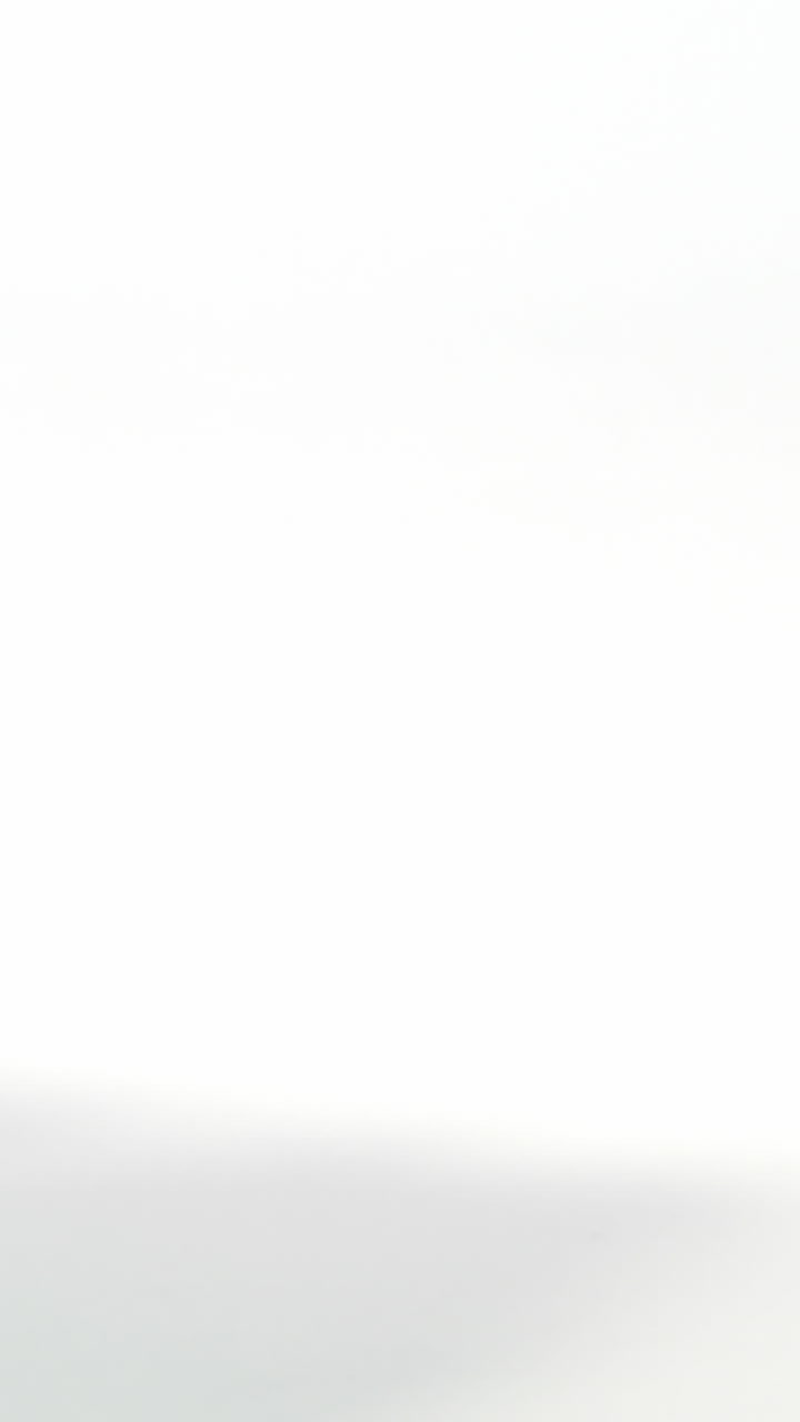 многоцветные сумки для покупок на белом фоне