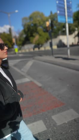 mujer caminando por la calle de la ciudad