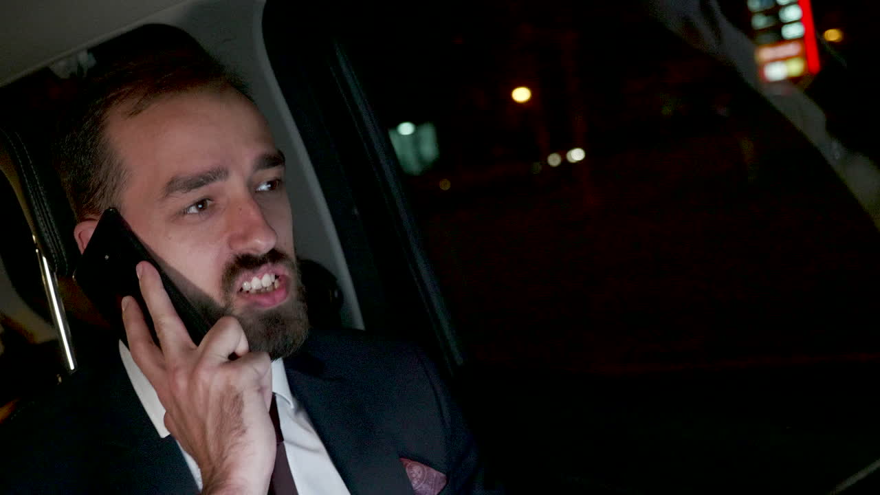 성공적 인 사업가 가 전화 로 논쟁 을 벌이고 있다