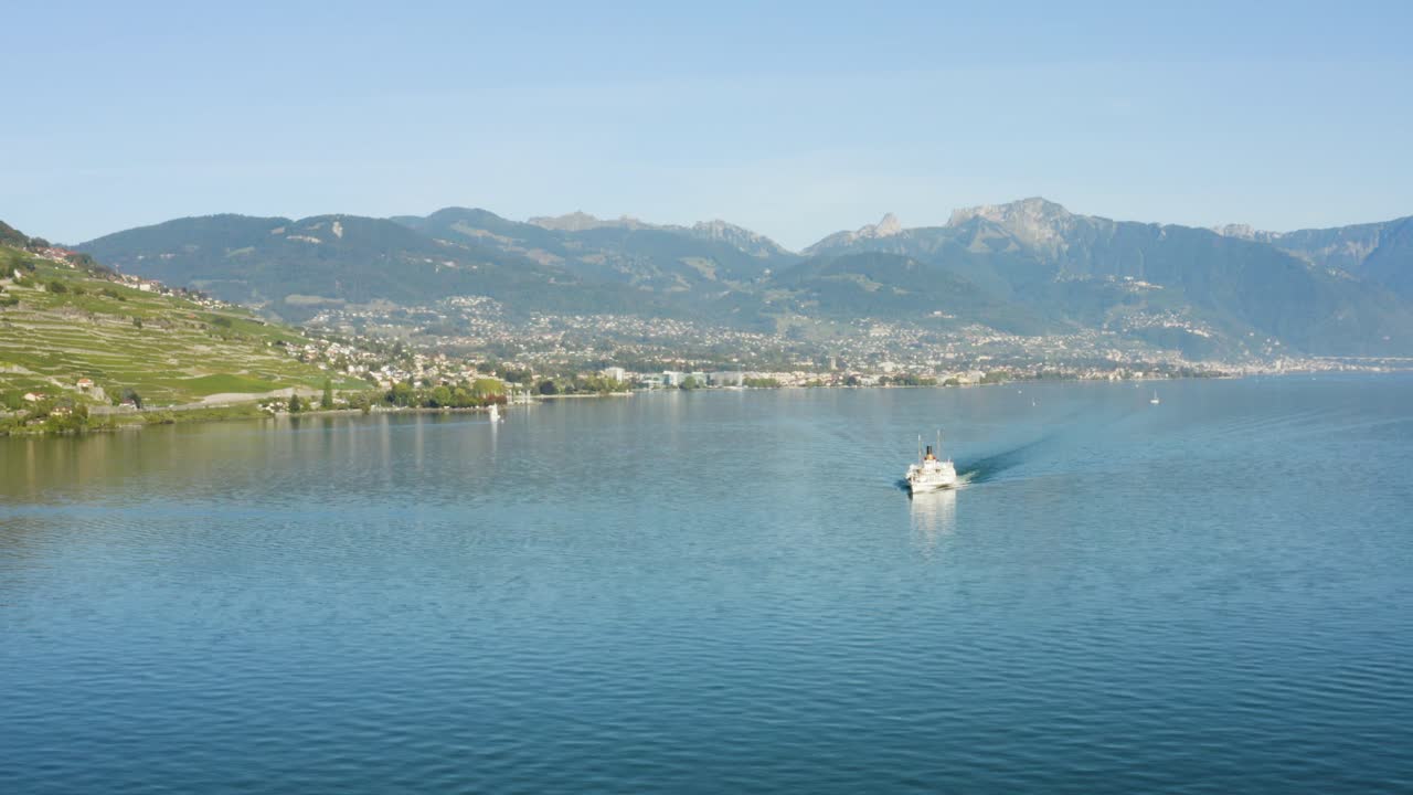 belle-epoque steam boat, vevey, montreux 및 백그라운드에서 알프스가 있는 léman 호수 위로 역방향 비행 - 스위스