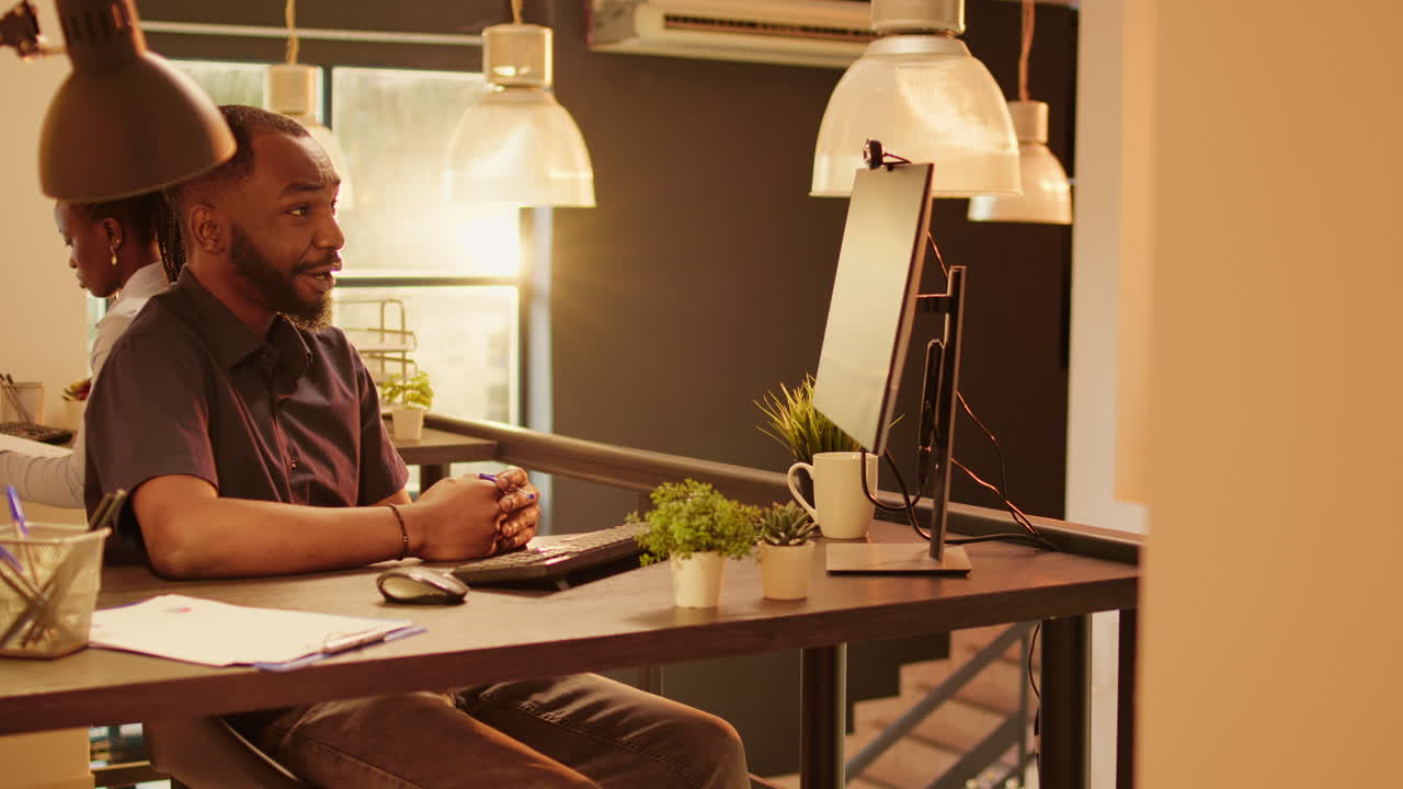 hombre trabajando en una oficina