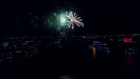 Imágenes-De-Drones-De-Fuegos-Artificiales-Del-4-De-Julio-Puerto-Interior-De-Baltimore