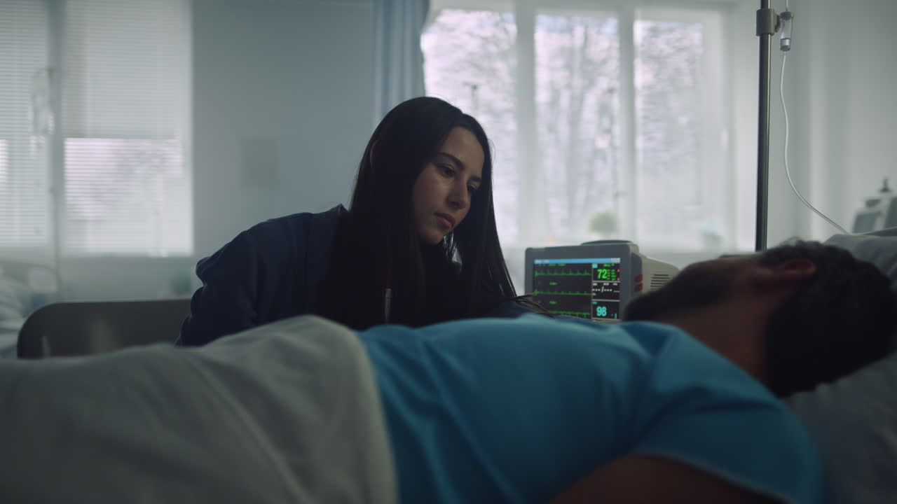 visitante del hospital hablando con el paciente en una habitación vacía. interior moderno de la sala de la clínica.