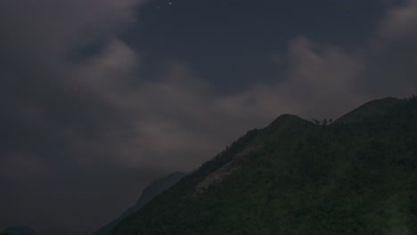 lapso de tiempo nocturno de nubes moviéndose rápido cerca de las montañas, lanquin, guatemala