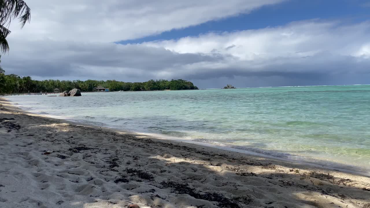 Spiaggia deserta a Nosy Fonga, isola al largo della costa orientale del Madagascar.