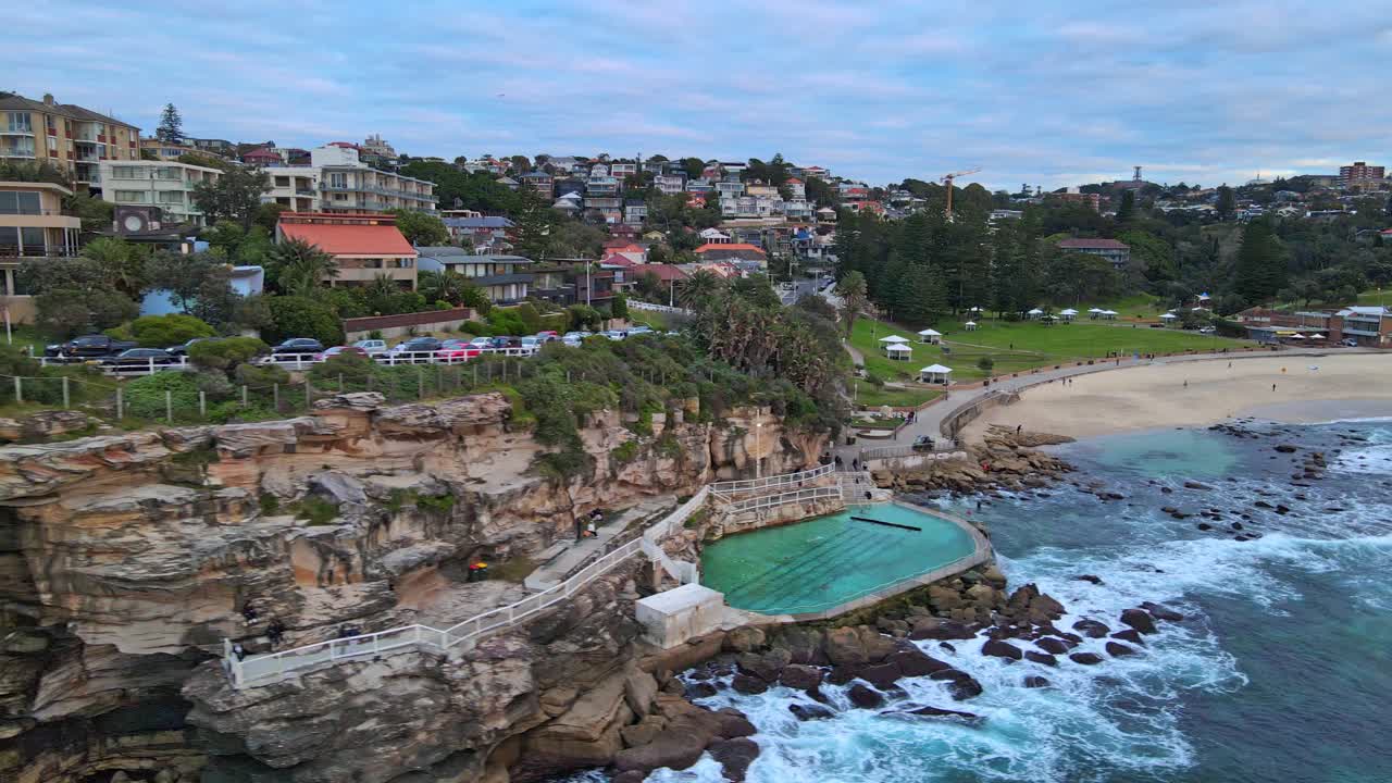 호주 브론테 해변의 해변가 수영장과 브론테 욕탕의 모래사장