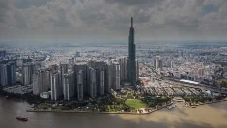 hiperlapso aéreo dramático del día o vista aérea del edificio emblemático y sus alrededores, río saigón, ciudad de ho chi minh, vietnam