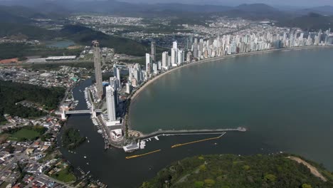 Vista-Aérea-Cinematográfica-De-Balneário-Camboriú-Junto-Al-Océano-En-Brasil