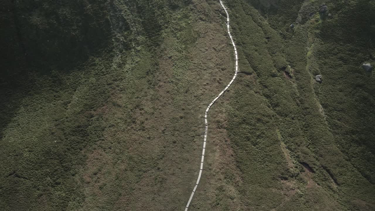 북아일랜드의 광활한 습지와 슬로프를 통과하는 cuilcagh 보드워크 트레일의 조감도