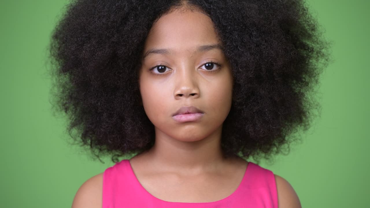 joven africana con cabello afro contra un fondo verde