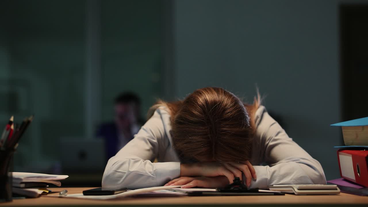 Donna d'affari sopraffatta dal lavoro a tarda notte