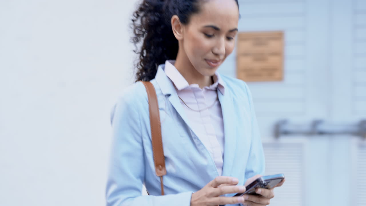Donna d'affari, strada e invio di messaggi con lo smartphone