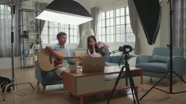 Ragazzi che cantano e suonano la chitarra per i social media