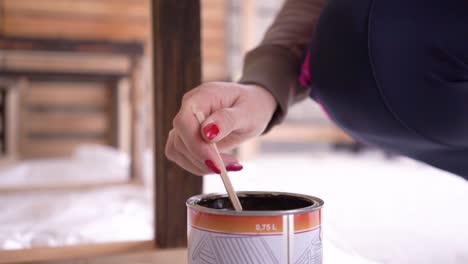 check that the wood paint is well mixed slow motion 100fps