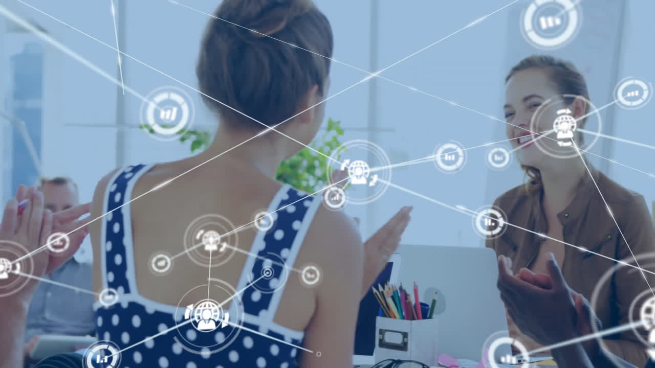 animación de la red de conexiones sobre diversos colegas aplaudiendo en la oficina