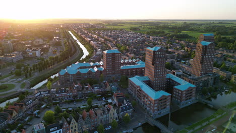 hora de oro con edificios modernos en amersfoort vathorst, los países bajos