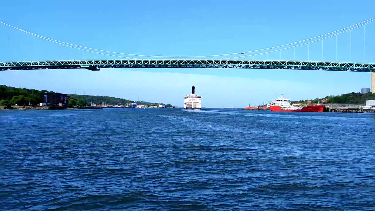 스웨덴 의 고텐부르크 에 있는 알브스보르그스브론 다리  ⁇  에서 페리 가 지나간다