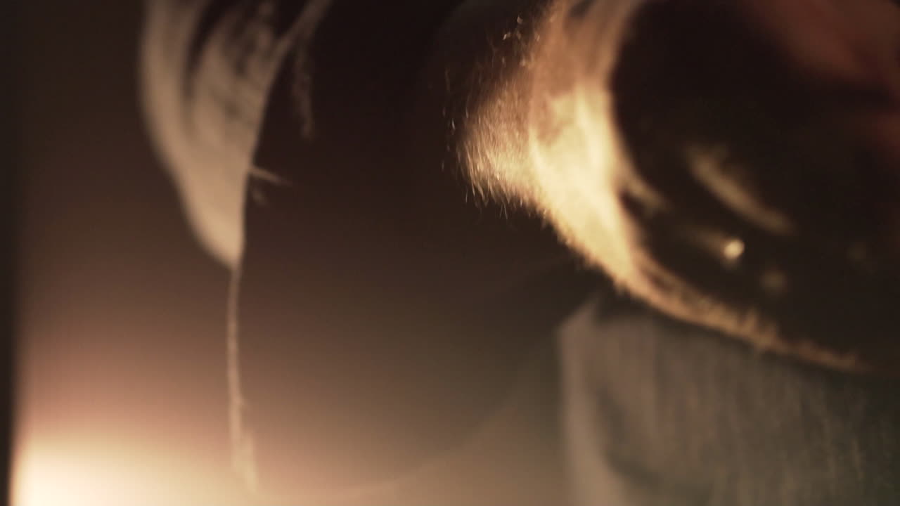 persona con un cuchillo en una habitación oscura