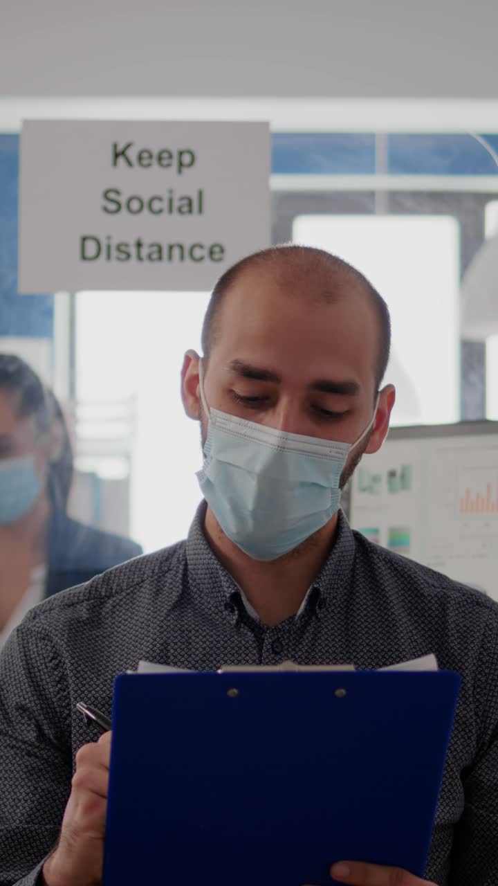 Uomo che indossa una mascherina e rispetta le linee guida sul distanziamento sociale