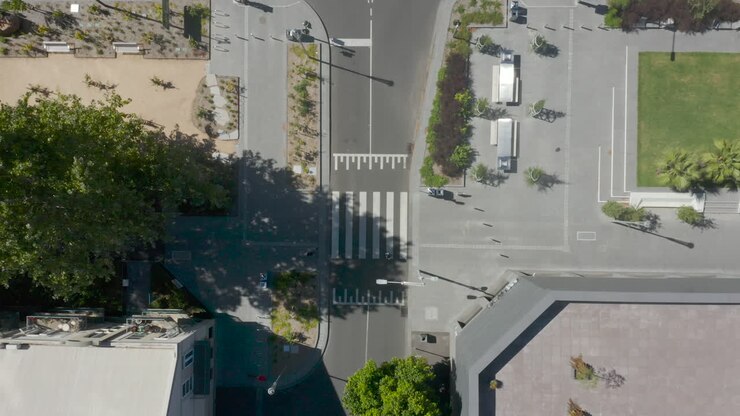 Prospettiva aerea statica di una passerella pedonale di una città moderna con persone che utilizzano le strisce pedonali all'incrocio