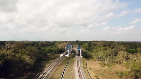 drone volando hacia puentes ferroviarios dobles en yogyakarta, java, indonesia