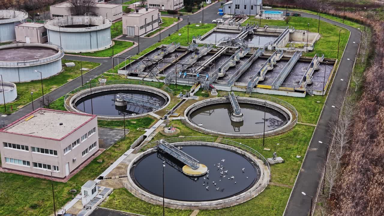 Planta de tratamiento de aguas en funcionamiento durante el día