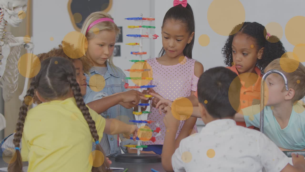 Animasi bintik-bintik kuning di atas anak-anak sekolah yang beragam di dalam kelas