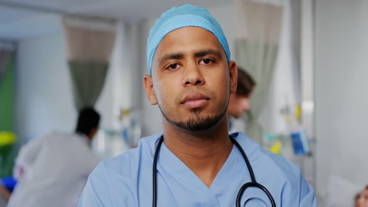 médico de pie en la sala en el hospital 4k