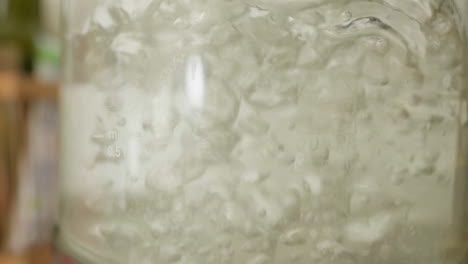 burbujas de agua al vapor en una tetera para preparar té o café