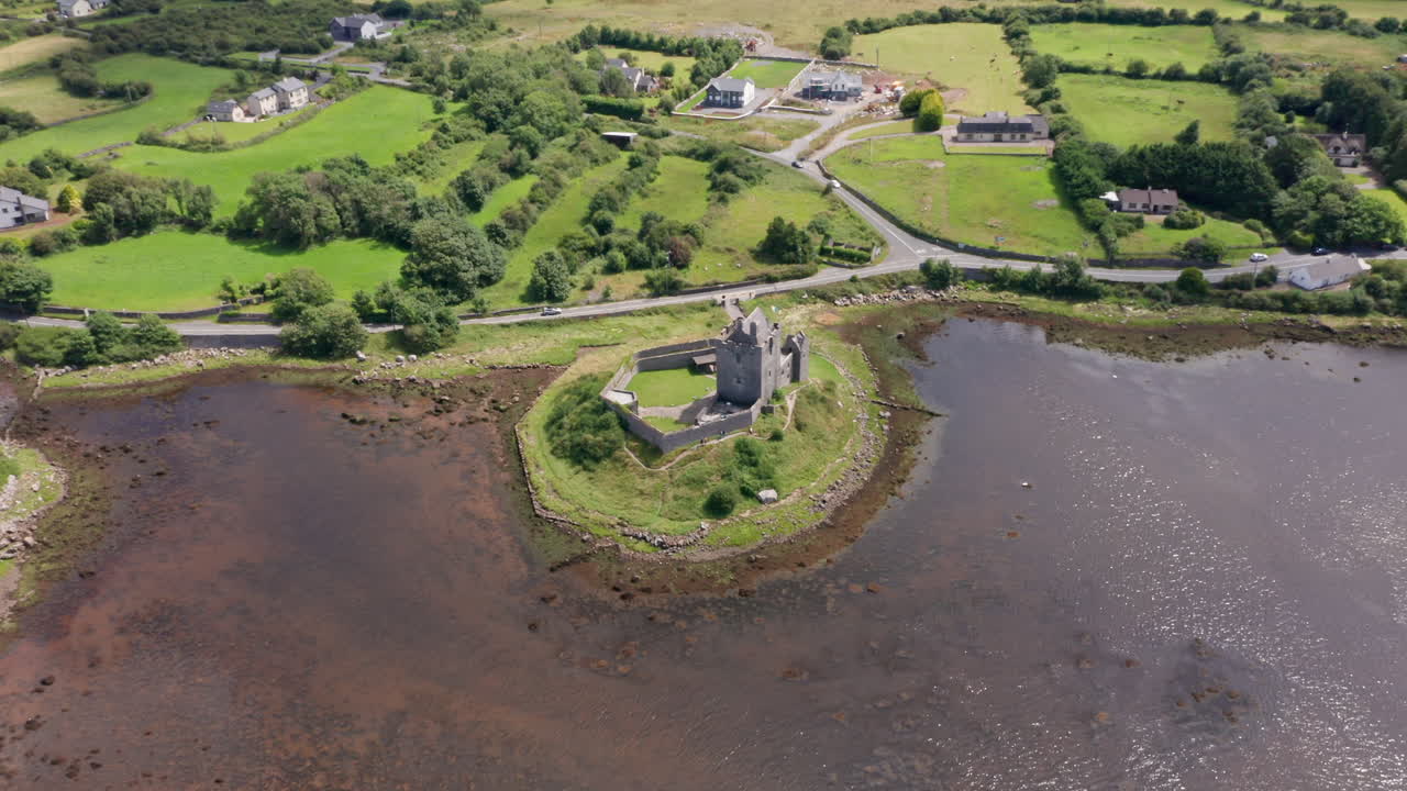 fotografía aérea en lo alto del castillo de dunguaire en el condado de galway, irlanda