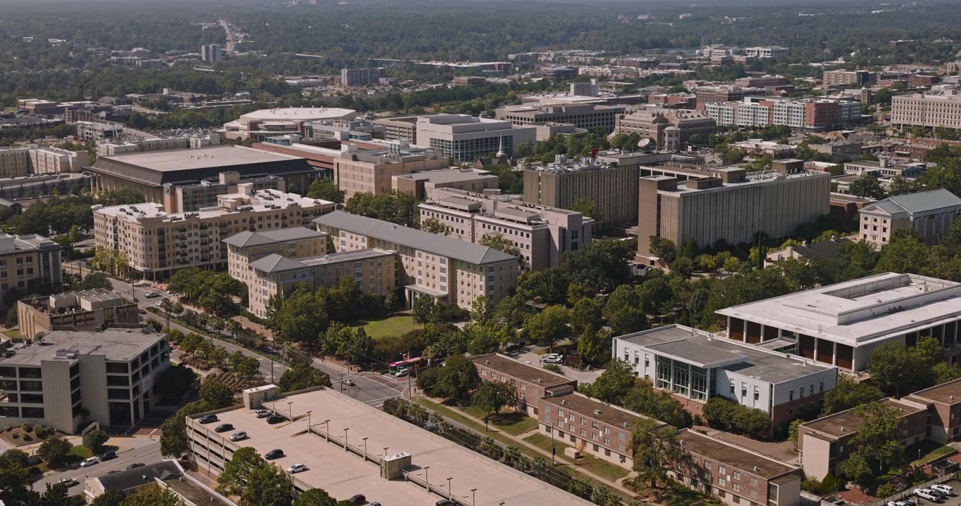 Columbia South Carolina luftfoto v37 fugleperspektiv flyvning over universitetscampus mot sentrum og State House – Filmet med Inspire 3 8k – 3. oktober 2023