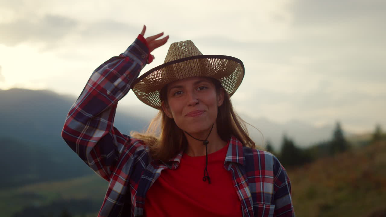 primer plano hermoso viajero posando paisaje de las montañas. mujer joven mirar cámara.