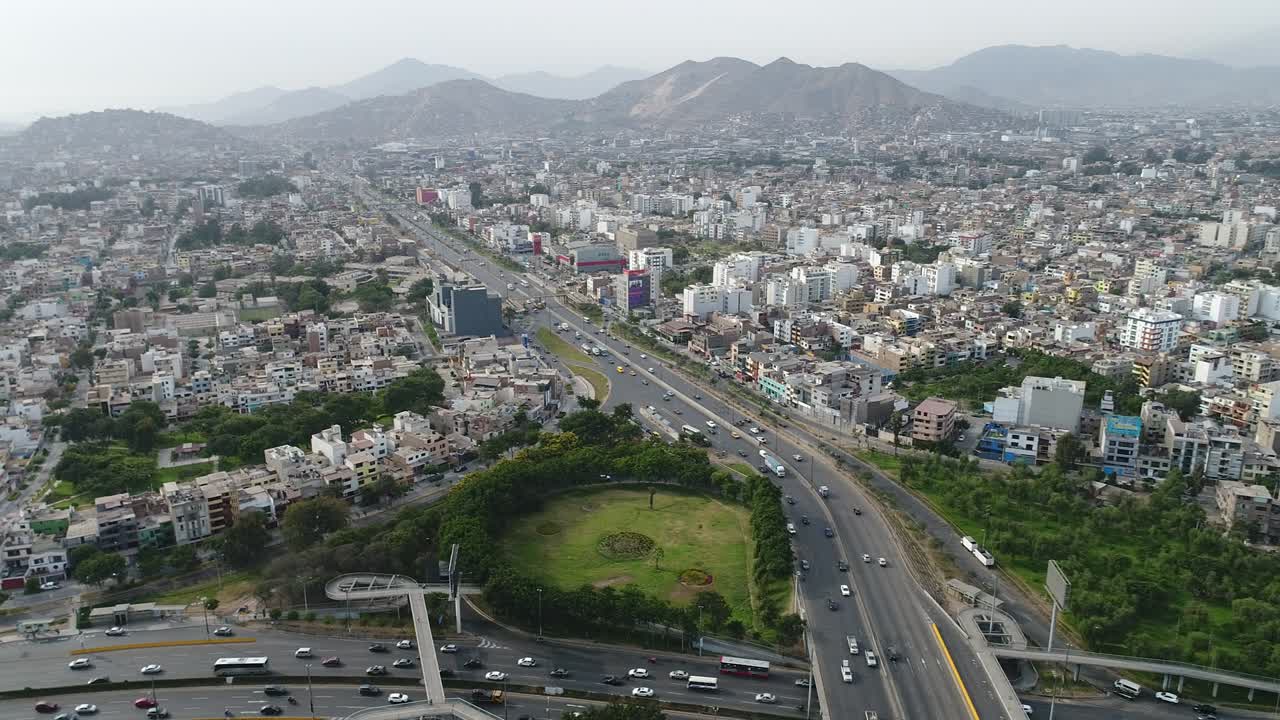 video aéreo de la autopista panamericana en lima, perú. imagen del cruce de transporte y la ciudad.